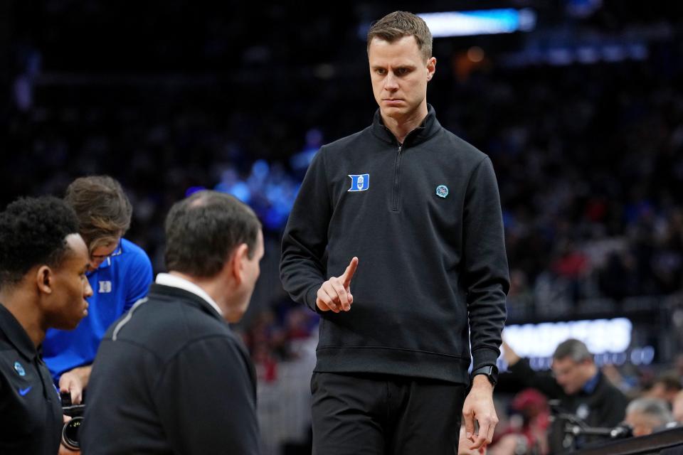 Duke associate head coach Jon Scheyer gestures to head coach Mike Krzyzewski before the team's game against the Arkansas in the the finals of the West regional of the 2022 NCAA tournament at Chase Center.