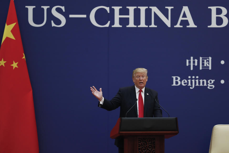 El presidente de Estados Unidos, Donald Trump habla durante un acto de negocios con el presidente de China, Xi Jinping, en el Gran Salón del Pueblo en Beijing, el jueves 9 de noviembre de 2017. (AP Foto/Andy Wong)
