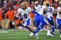 Pittsburgh quarterback Kenny Pickett (8) scrambles out of the pocket during the first half of an NCAA college football game against Syracuse in Syracuse, N.Y., Saturday, Nov. 27, 2021. (AP Photo/Adrian Kraus)