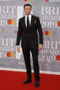 <p>Er eröffnete die Show und präsentierte sich auf dem roten Teppich gewohnt stilsicher. Der Schauspieler Hugh Jackmann trug einen schwarzen Anzug des Designers Tom Ford, ein weißes Hemd und eine schwarze Krawatte. (Bild: TOLGA AKMEN/AFP/Getty Images) </p>