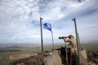 <p>UN soldiers watch the border between Israeli and Syria, in the Golan Heights, Feb. 10, 2018. (Photo: Atef Safadi/EPA-EFE/REX/Shutterstock) </p>