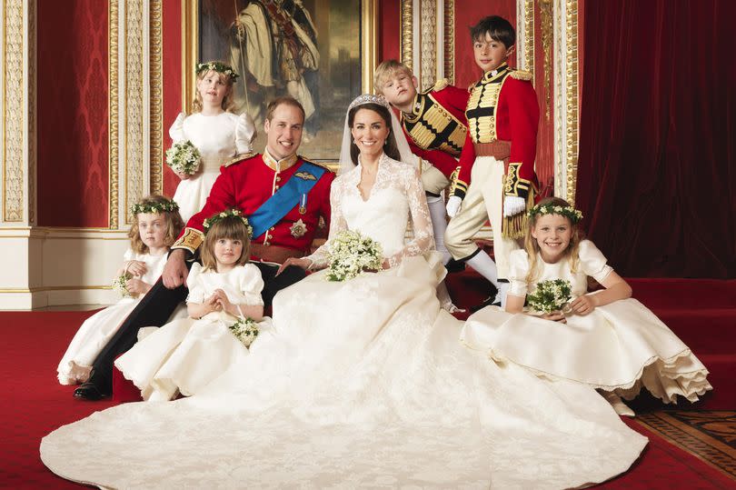 Kate and William wedding picture with bridesmaids