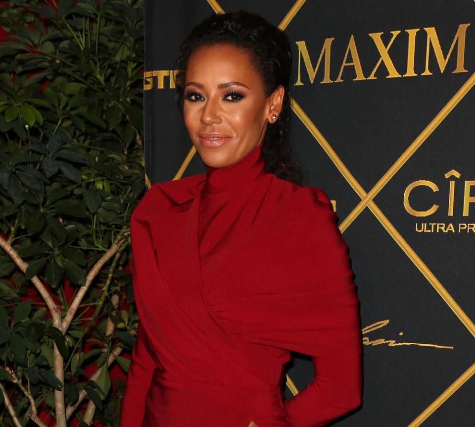 Im hochgeschlossenen Look zur „Maxim Hot 100“-Party?! Eigentlich ein No-Go, außer man verlegt sein Dekolleté so wie Ex-„Spice Girl“ Mel B einfach … (Bild: WENN)