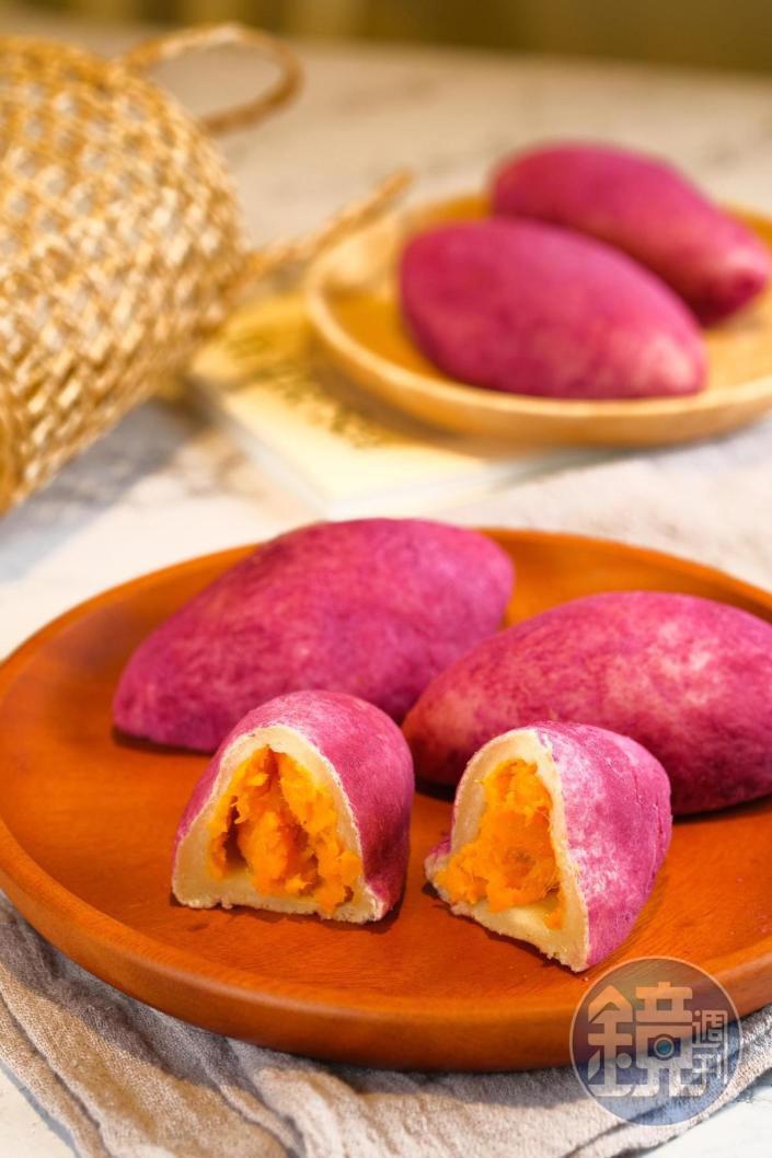 「地瓜麵包」撒上紫地瓜粉，填進台農66號紅肉地瓜和鮮奶油，內餡香甜。（65元／個）
