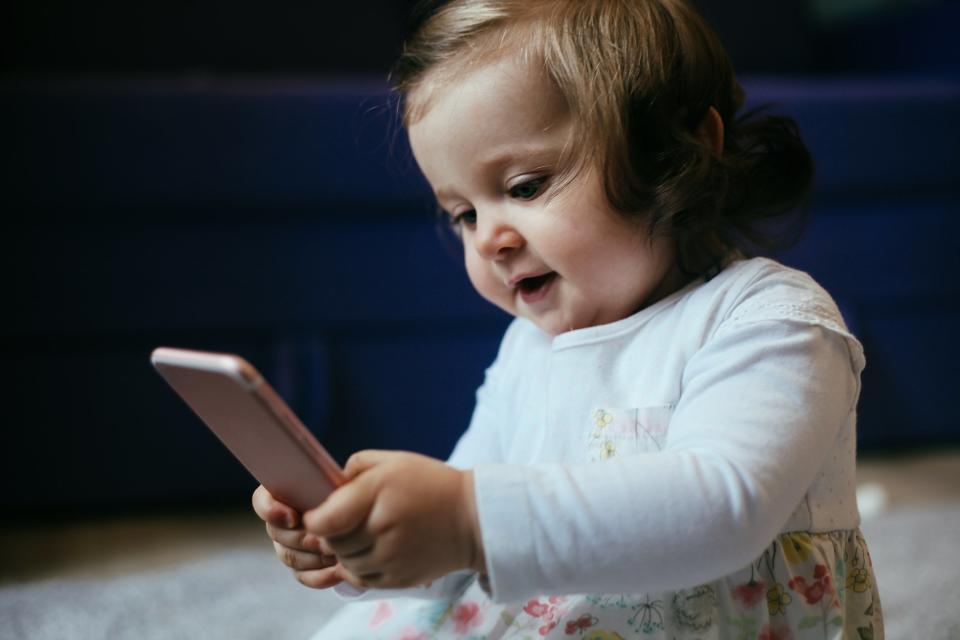 Kleinkinder, die viel fernschauen, haben ein höheres Risiko, Entwicklungsrückständen zu erleiden. - Copyright: getty images