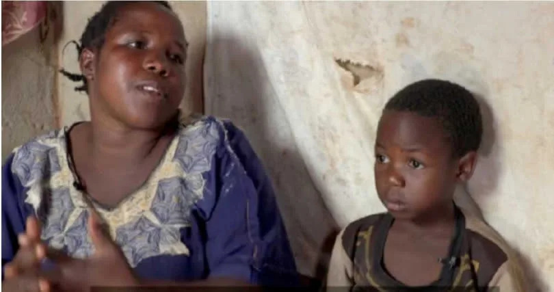 非洲小男童「小姑拉」（右）。（圖／翻攝自BBC Youtube頻道）
