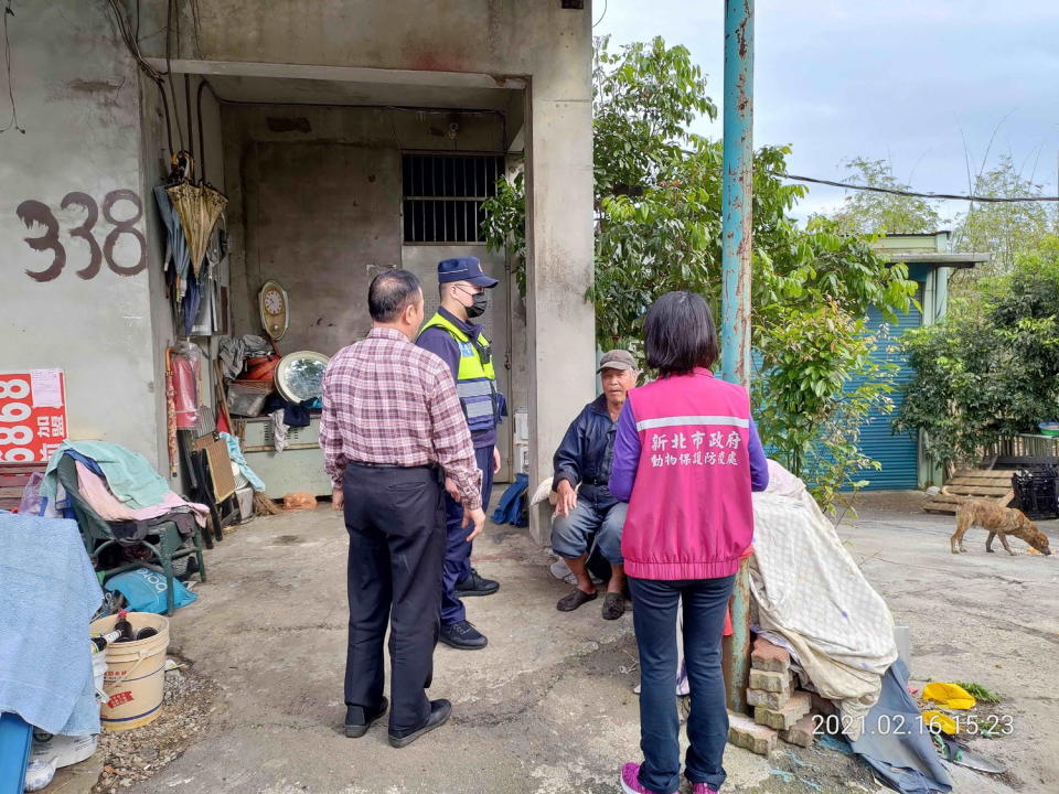 新北市動保處及警察到火災訪查，合作辦理案件。   圖：新北市動保處提供