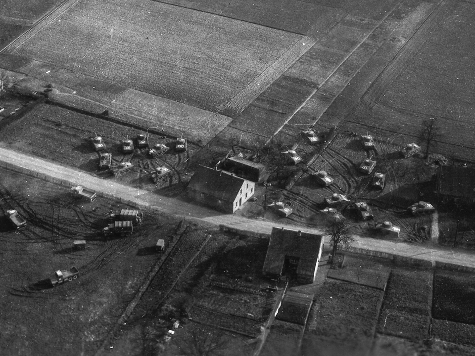 Dieses vom Ghost Army Legacy Project zur Verfügung gestellte Foto zeigt ein Foto der Operation Viersen Aerial im März 1945. - Copyright: National Archives/Ghost Army Legacy Project via AP