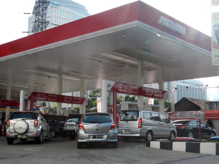 Motorists queue for petrol at Indonesia's state-owned gas station, Pertamina, in Jakarta, on April 24, 2013. The Indonesian government's pledge to reduce generous fuel subsidies which will push up prices for motorists has taken it onto politically treacherous ground before elections in 2014