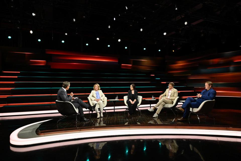 Am Dienstagabend diskutierte Markus Lanz (links) mit (von links) Bundesumweltministerin Steffi Lemke, Bürgerrechtlerin Irina Scherbakowa, Militärexperte Sören Neitzel und Journalist Michael Bröcker. (Bild: ZDF / Markus Hertrich)