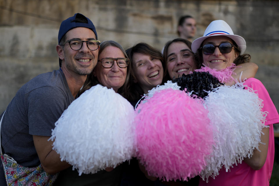 Gente posa para una fotografía mientras asiste a la inauguración de la Casa del Orgullo, el espacio seguro para la comunidad de atletas LGBT+, durante los Juegos Olímpicos de Verano de 2024, el lunes 29 de julio de 2024, en París, Francia. (Foto AP/Natacha Pisarenko)
