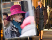 <b>Nicole Kidman am "Grace of Monaco"-Set</b><br><br>Biopics liegen in der Kinowelt voll im Trend. Michelle Williams verkörperte im letzten Jahr Ikone Marilyn Monroe, Ashton Kutcher steht derzeit als Apple-Gründer Steve Jobs vor der Kamera und „Diana“, das Biopic mit Naomi Watts als Princess Diana kommt noch in diesem Jahr in die Kinos. <br><br> Für Nicole Kidman könnte ihr neues Filmprojekt die Rolle ihres Lebens werden. Die Australierin verkörpert in „Grace of Monaco“ die schöne Grace Kelly, Fürstin von Monaco. Wie diese neuen Setbilder beweisen, ist Nicole Kidman die perfekte Besetzung. Die beiden haben aber nicht nur äußerlich einiges gemeinsam: Beide sind Hollywood-Urgesteine und haben einen Oscar gewonnen (Kidman 2003 für „The Hours“, die Fürstin von Monaco 1955 für „Ein Mädchen vom Lande“). Der Film wird voraussichtlich im nächsten Jahr in die Kinos kommen.