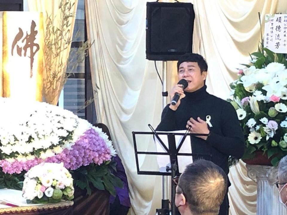 王燦在郭亞棠爸爸告別式上獻唱「我想要返去彼當時」。（民視提供）