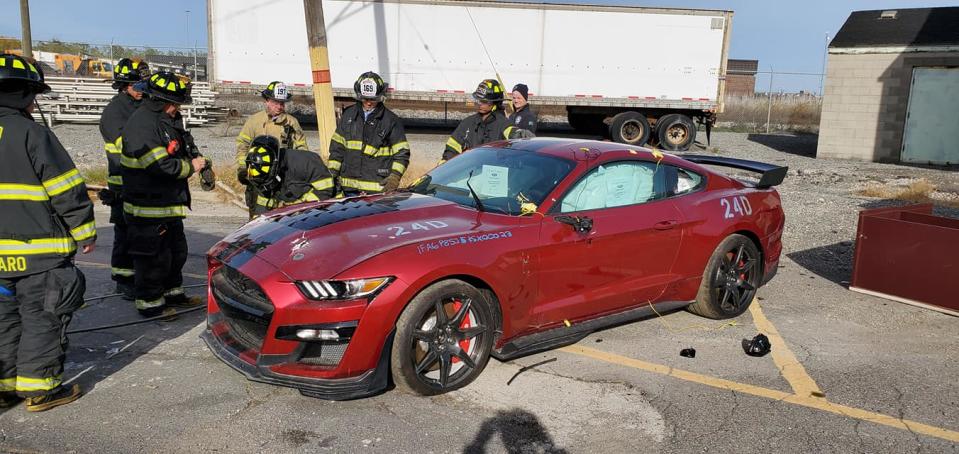 為了練習營救受困乘客，美國消防隊員實地拆解了2020 Ford Shelby GT500 