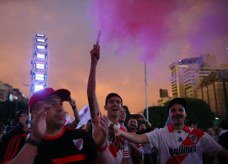 Hinchas de River Plate celebran luego de que su club venció a Boca Juniors para ganar la final de la Copa Libertadores, en el centro de Buenos Aires, Argentina, 9 de diciembre de 2018. REUTERS/Agustin Marcarian