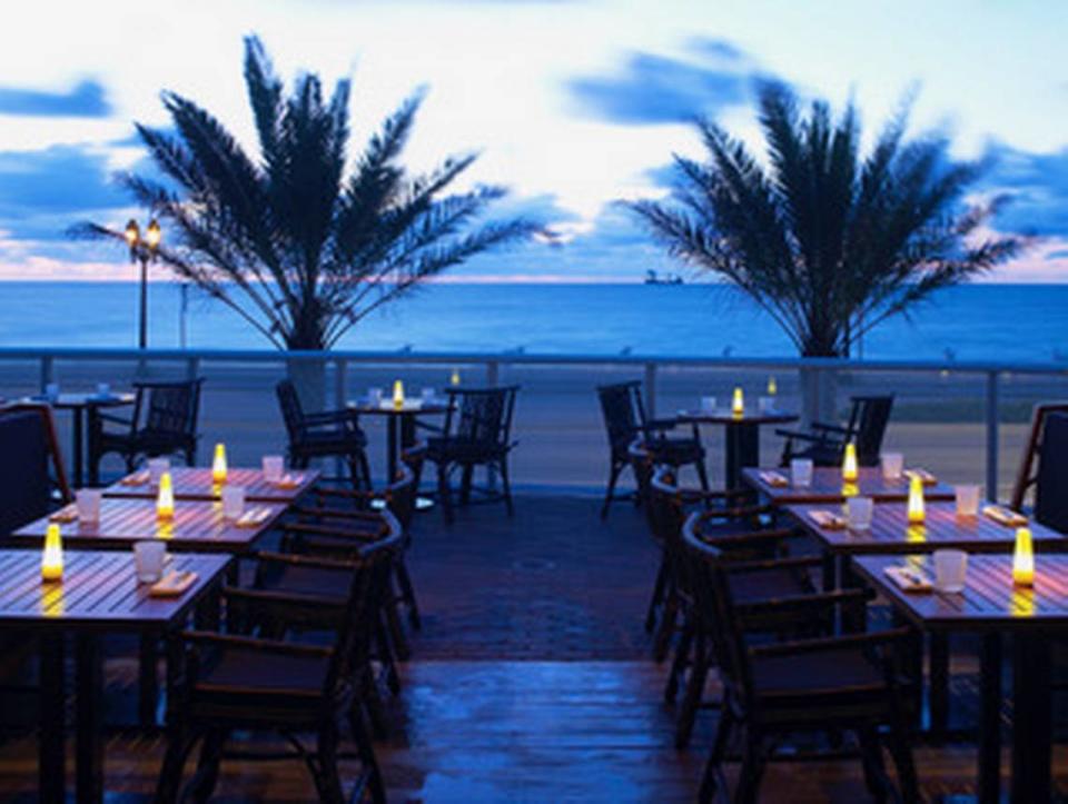  Justo a lo largo de North Fort Lauderdale Beach Boulevard se encuentra el favorito de FTL, Steak 954.