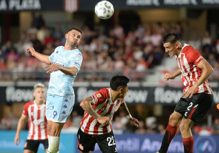 Adrián Martínez intenta ganar en lo alto; Racing sólo generó chances cerca del final