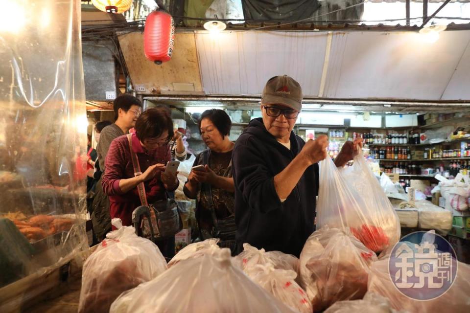 「客製化豬肉攤」老闆高明宗已退休，但接受老客人以LINE預約，每週五的市場領肉日有如粉絲見面會。