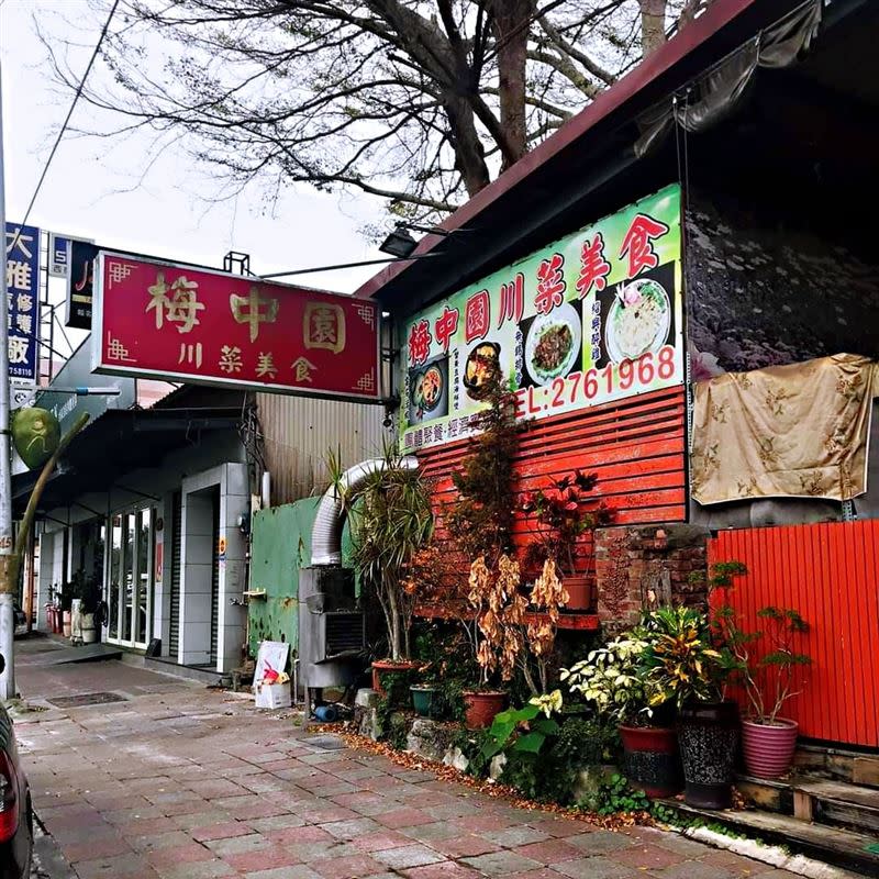 嘉義名店梅中園川菜貼出頂讓告示。（圖／翻攝自「嘉義多一點」臉書）