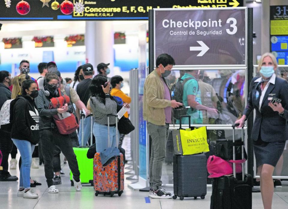 Para pasar rápido los puntos de control de seguridad del aeropuerto, asegúrate de llevar artículos permitidos en la maleta de mano.