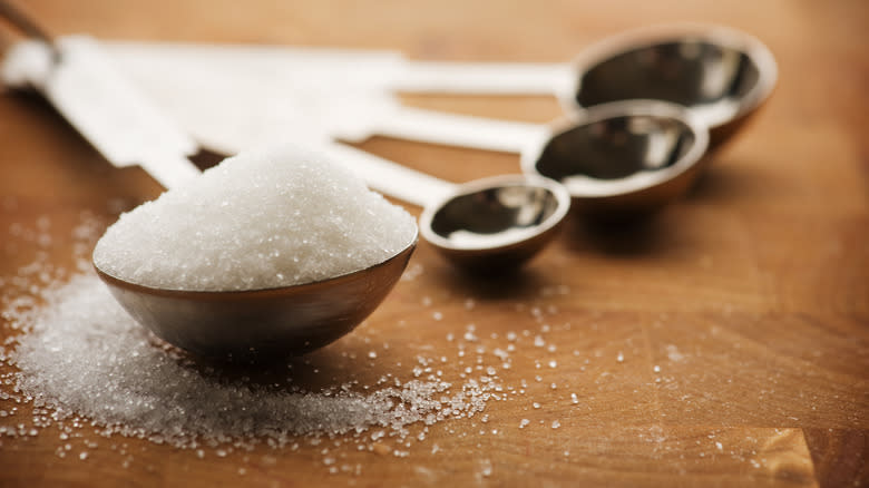 sugar in measuring spoon