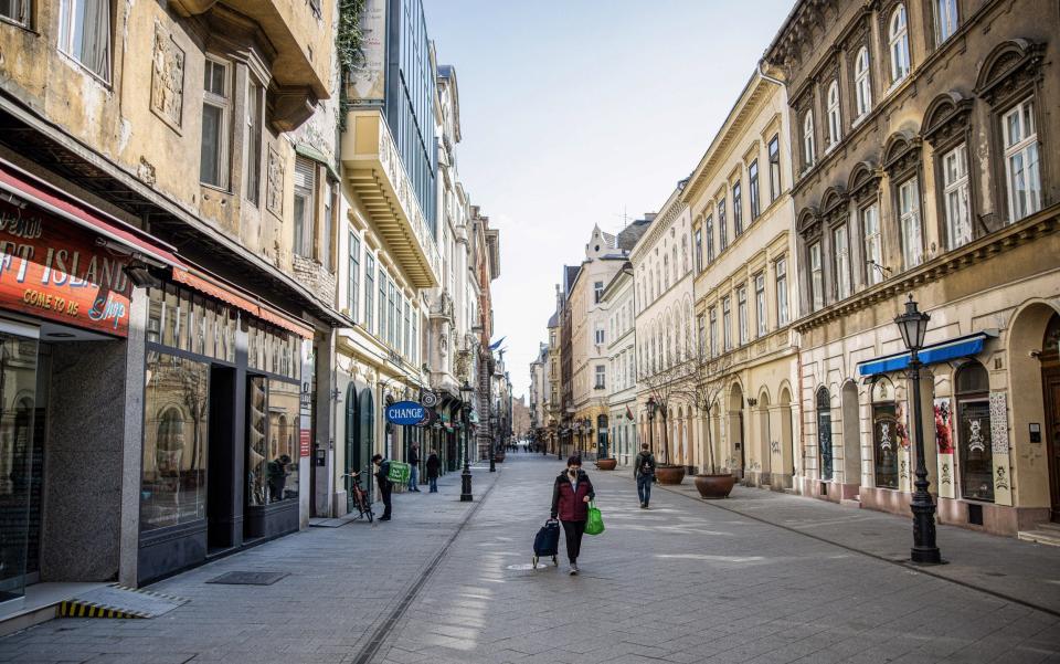 Closed stores line a deserted Vaci Street in Budapest, Hungary - Akos Stiller /Bloomberg