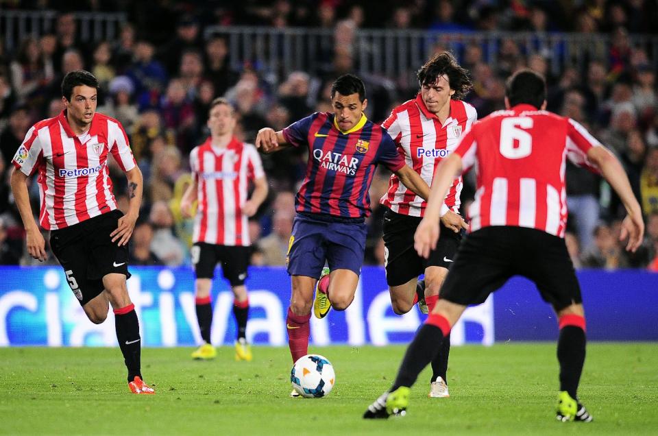 FC Barcelona's Alexis Sanchez, from Chile, center, duels for the ball against Athletic Bilbao's Ander Iturraspe, second right, during a Spanish La Liga soccer match at the Camp Nou stadium in Barcelona, Spain, Sunday April 20, 2014. (AP Photo/Manu Fernandez)