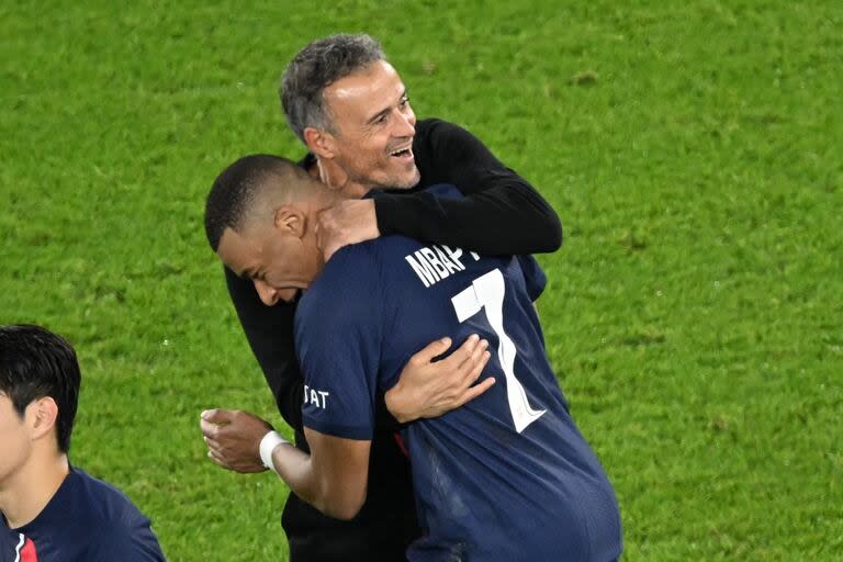El abrazo de Kylian Mbappé y el DT Luis Enrique, que vienen de celebrar el título de la Liga de Francia; PSG quiere más y va por la Champions League