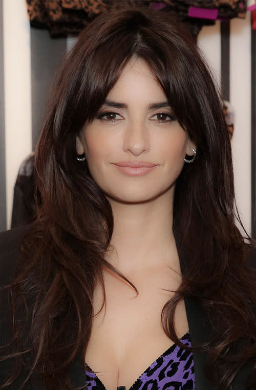 Staying true to her roots, brunette bombshell and mum of two Penelope Cruz opts to highlight her complexion with an all-over, brown coverage that’s low maintenance. Committing to her natural colour also keeps her hair in glossy, enviably shiny condition. It’s a colour that suits all skin tones, so should minimise the chance of you looking washed out. Try using Clairol Nice ‘N Easy in 120 Natural Dark Brown to mimic this same look in the comfort of your own home.