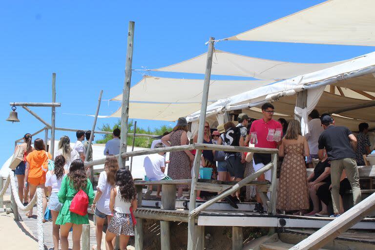 Largas colas para conseguir mesa en La Huella, donde ocurren los cónclaves de locales y turistas en José Ignacio