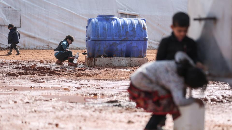 Kinder füllen in einem provisorischen Lager in der Region Idlib Behälter mit Wasser auf. Von den Hilfsgütern, die bisher die Grenzübergänge passierten, sind westlichen Angaben zufolge etwa 2,8 Millionen Menschen abhängig.