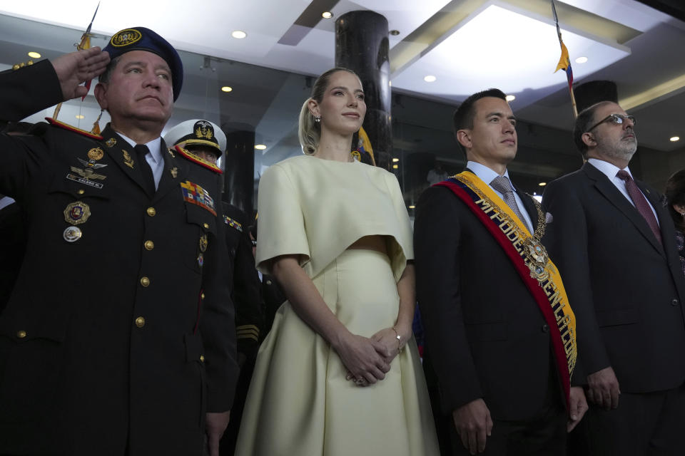 El presidente de Ecuador, Daniel Noboa, y la primera dama, Lavinia Valbonesi, abandonan la Asamblea Nacional después de que él prestó juramento como nuevo presidente del país, en Quito, Ecuador, el jueves 23 de noviembre de 2023. (AP Foto/Dolores Ochoa)