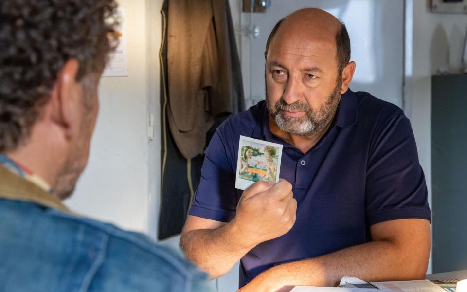 Louis (Kad Merad) ist wenig beeindruckt von der Geschichte, die ihm sein Halbbruder Tridan (Dany Boon) auftischt. Der sucht nach einem Mädchen, das er zuletzt vor 42 Jahren sah. Aber um Tridan loszuwerden, muss Louis ihm wohl oder übel helfen. (Bild: Leonine)