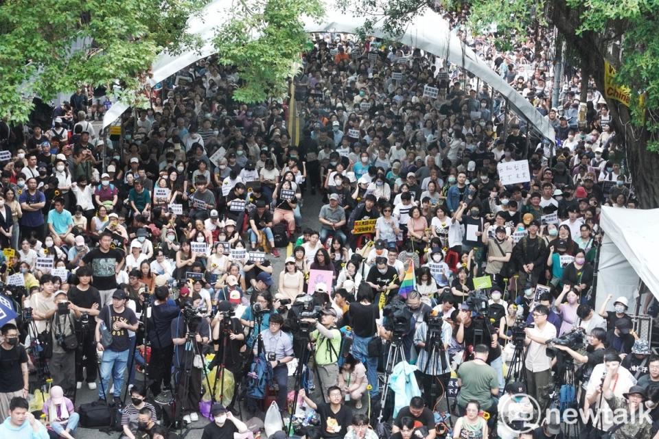 主辦單位宣稱在青島東路抗議的民眾已超過8千人。   圖：張良一/攝