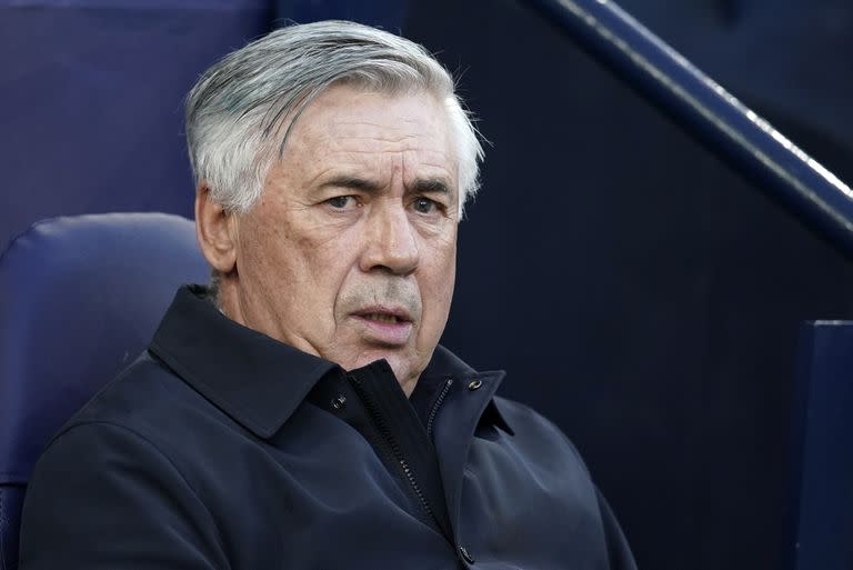 El técnico de Real Madrid Carlo Ancelotti mira desde la banca antes del partido de la Liga de Campeones contra Manchester City el 26 de abril del 2022.  (AP Foto/Dave Thompson)