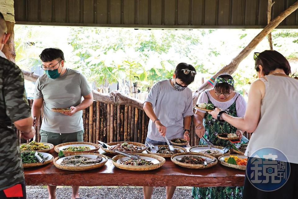 ：不論是團體或一個人，來到「達麓岸部落屋」都能夠品嘗極具阿美族特色的傳統風味料理。