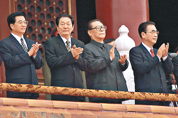 李鵬（右一）與江澤民（右二）等中共退休領導人出席抗戰勝利七十周年閱兵活動。（法新社圖片）