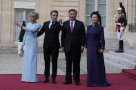 French President Emmanuel Macron and his wife Brigitte Macron pose with China's. President Xi Jinping and his wife Peng Liyuan before a state diner at the Elysee Palace, Monday, May 6, 2024 in Paris. (AP Photo/Thibault Camus)