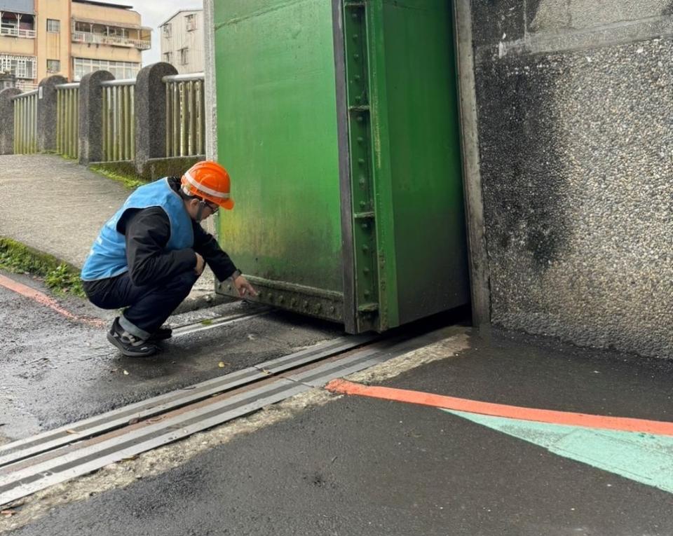 《圖說》陸閘定期進行例檢作業，確認門框及軌道正常。〈水利局提供〉