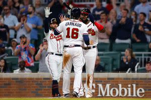 Braves – Nationals: Travis d'Arnaud funny reaction to getting hit