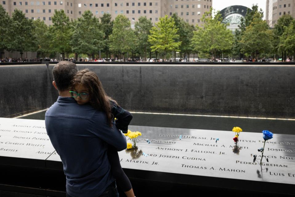 <span>La famille de victimes des attentats du 11-Septembre rendent hommage devant le mémorial dédié, à New York, le 11 septembre 2022</span><div><span>YUKI IWAMURA</span><span>AFP</span></div>