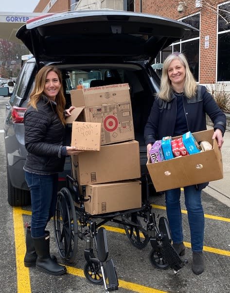 Liz Bernich with her partner, Gina McGuire, making a food drop-off at the Morristown Medical Center emergency room. (Liz Bernich)