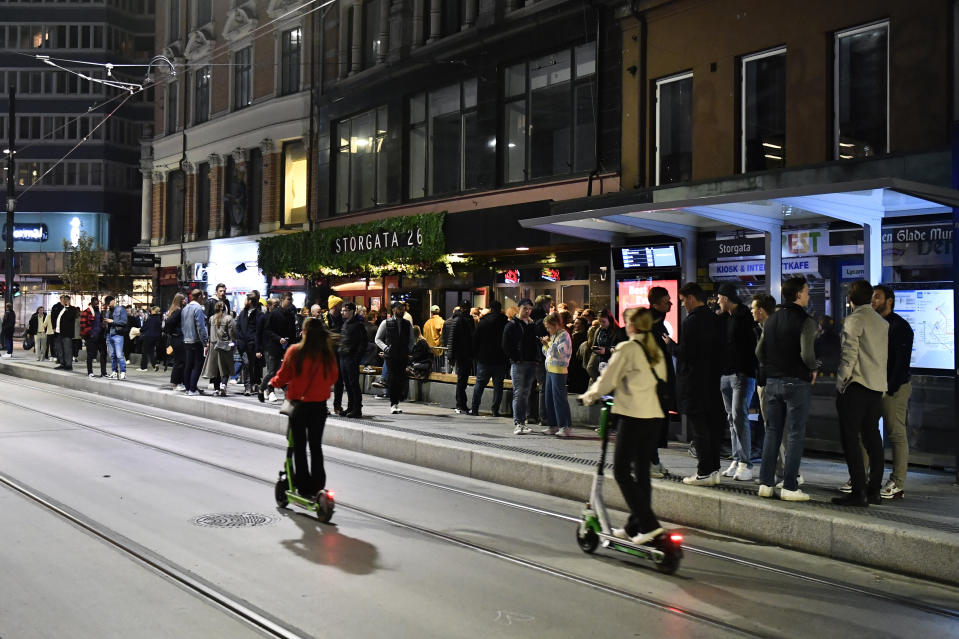 People out on the streets to celebrate the end of the COVID-19 restrictions, in Oslo, Saturday, Sept. 25, 2021. Police in Norway on Sunday reported dozens of disturbances and violent clashes including mass brawls in the Nordic country’s big cities after streets, bars, restaurants and nightclubs were filled with people celebrating the end of COVID-19 restrictions. The Norwegian government abruptly announced Friday that most of the remaining coronavirus restrictions would be scrapped from Saturday and that life in the nation of 5.3 million would return to normal. (Naina Helen Jama/NTB via AP)