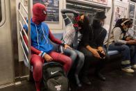 Selbst in der U-Bahn führt kein Weg an Spider-Man und -Woman vorbei. (Bild: 2021 Alexi Rosenfeld/Getty Images)