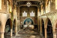 <p>James Kerwin stammt aus dem englischen Norwich, hat sich in den vergangenen Wochen dort aber selten aufgehalten. Er war nämlich auf großer Reise durch Europa, um verlassene Kirchen zu fotografieren. Diese hier steht im Vereinten Königreich. (Foto: Caters, James Kerwin) </p>