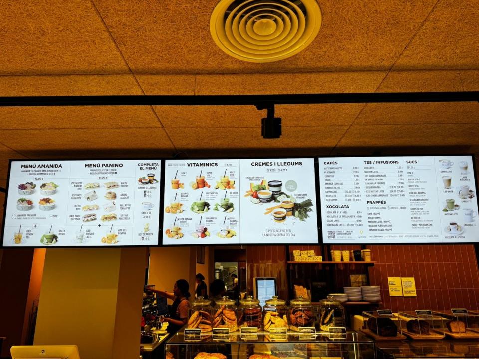 New digital menu boards from nsign.tv help customers select coffee.