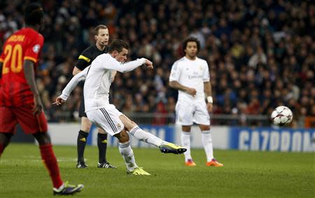 Real Madrid's Gareth Bale kicks the ball to score a goal against Galatasaray during their Champions League soccer match at Santiago Bernabeu stadium in Madrid November 27, 2013. REUTERS/Susana Vera