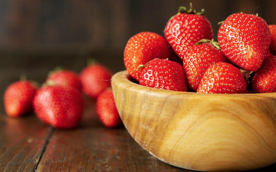 <p>Nicht nur Kinder können kaum genug bekommen von der süßen Frucht. Gut so! Denn Erdbeeren haben einen höheren Vitamin-C-Gehalt als Zitrusfrüchte und sind mit ihrem hohen Anteil an antioxidativen sekundären Pflanzenstoffen ein perfekter Snack. (Bild: iStock / Sanny11)</p> 