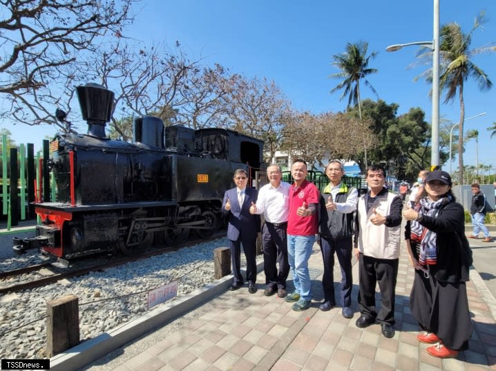 台糖董事長楊明州為糖廠意象廊道揭牌啟用，歡迎民眾來欣賞台糖珍藏的五三八號機車頭及新復刻的福利社與勝利號五分車網美車站。（記者李嘉祥攝）