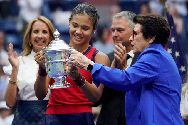 Billie Jean King, right, presents the trophy to Emma Raducanu